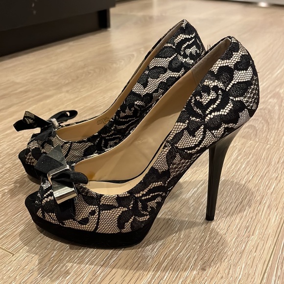 Guess Black Lace & Velvet 5” High Heels - size 7 - Picture 2 of 12